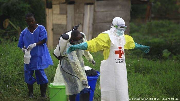Un miembro de la Cruz Roja en el Congo.