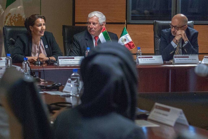 La ministra de Seguridad Alimentaria de Emiratos Árabes Unidos, Mariam bint Mohammed, interviene durante el encuentro en Ciudad de México. (www.gob.mx)
