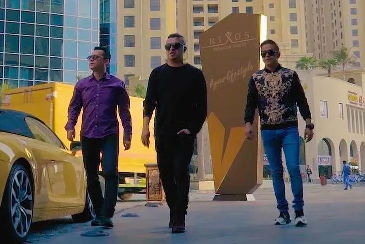 Los integrantes de Neiband Show pasean por Jumeirah Beach Residence en Dubai. (EL CORREO)