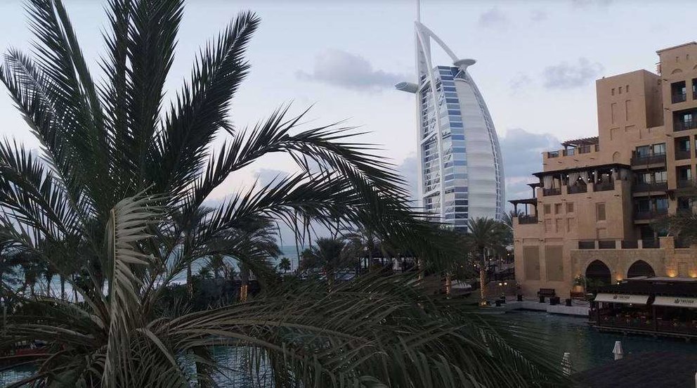 Una imagen del Burj Al Arab desde Madinat Jumeirah en Dubai. (EL CORREO)