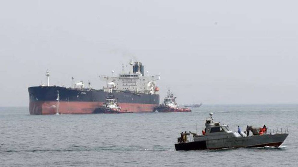 Lanchas de la Guardia Revolucionaria abordan el petrolero British Heritage en el Golfo Arábigo, el 11 de julio de 2019. (EFE)