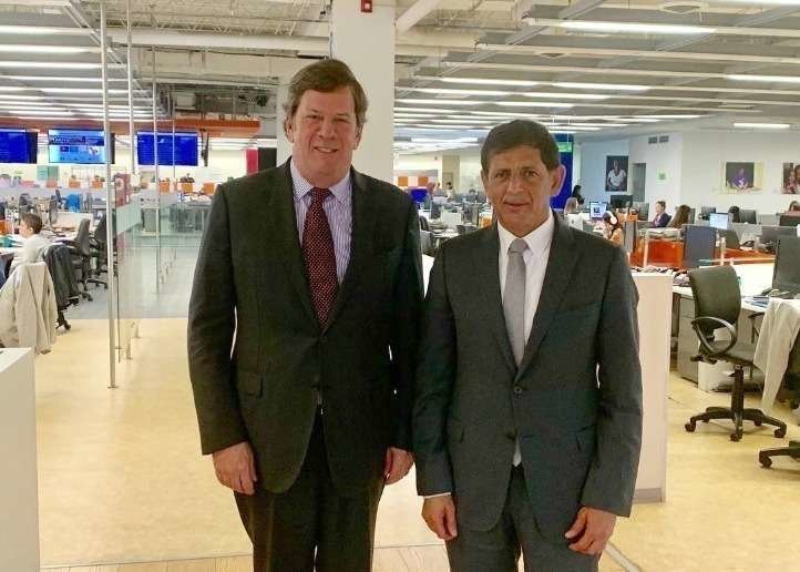 El director de El Tiempo, Roberto Pombo -izquierda-, junto a Salem Alowais, embajador de EAU en Colombia, en la redacción del periódico. (Facebook)