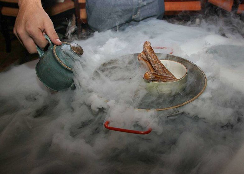 Los exquisitos churros de Alhambra surgen en la mesa entre vapor helado. (EL CORREO)