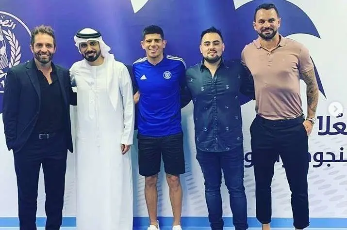 El futbolista chileno con directivos y profesionales del Al Nasr de Dubai.