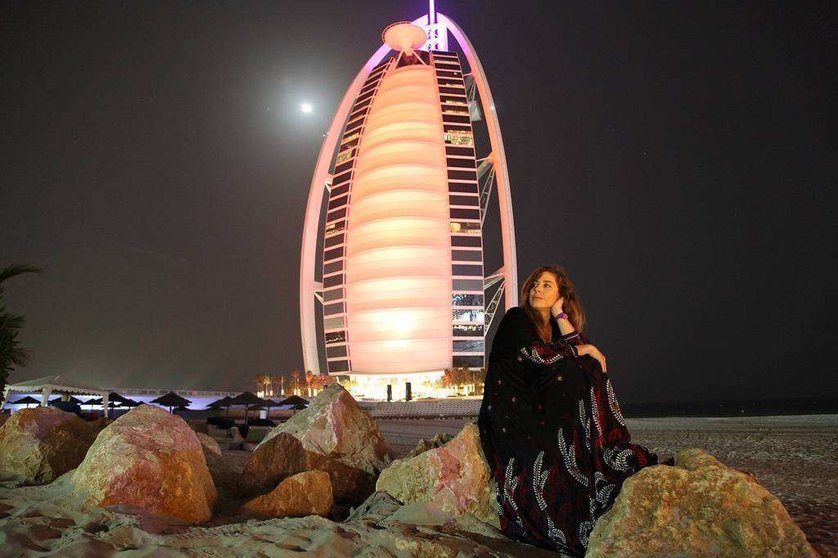 Vanesa Pérez Garvi, ante el Burj Al Arab en Dubai. (Cedida)
