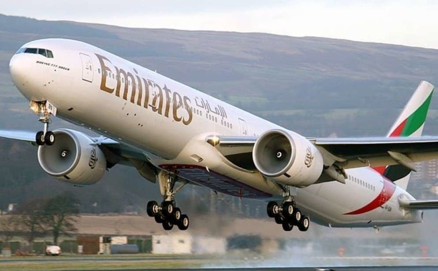 Avión de Emirates al despegue.