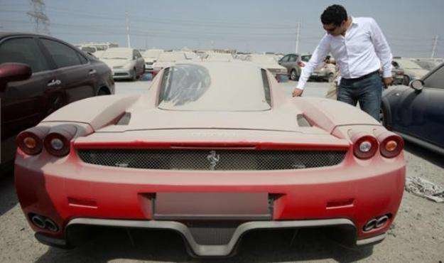 Un Ferrari abandonado en Dubai.