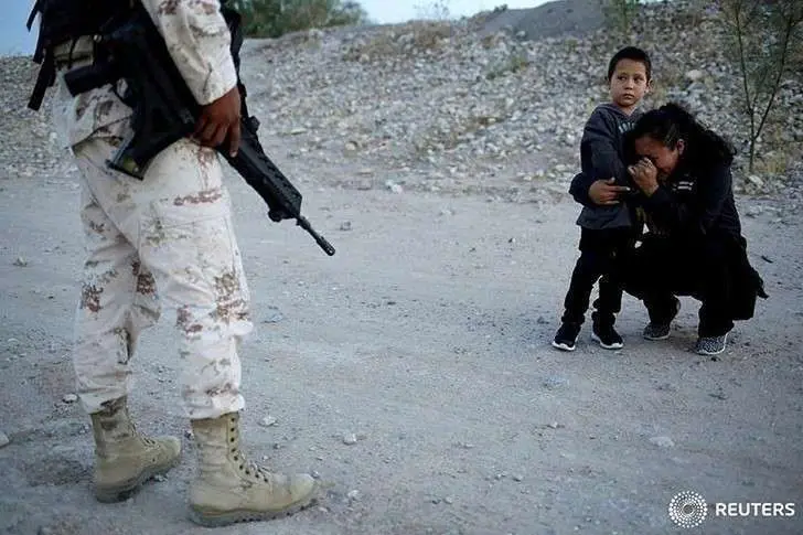 La madre guatemalteca con su hijo ante el oficial mexicano. (Instagram Reuters)