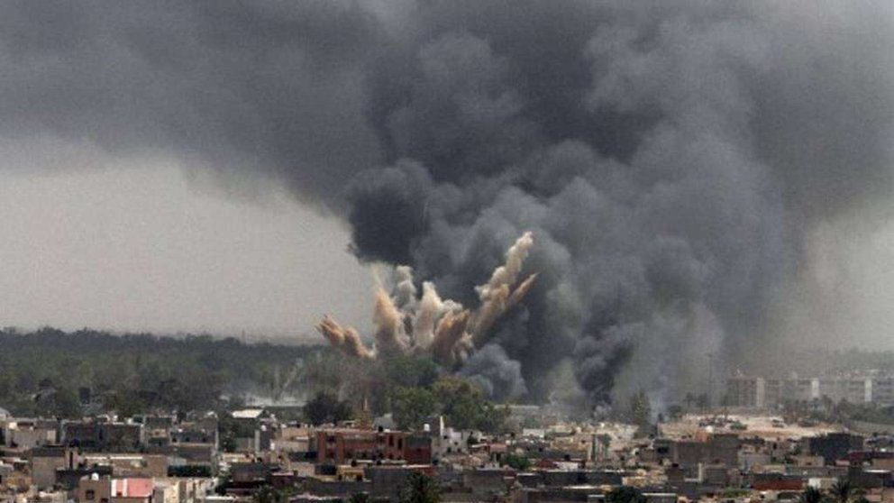 En la imagen de EFE, un bombardeo en Libia.
