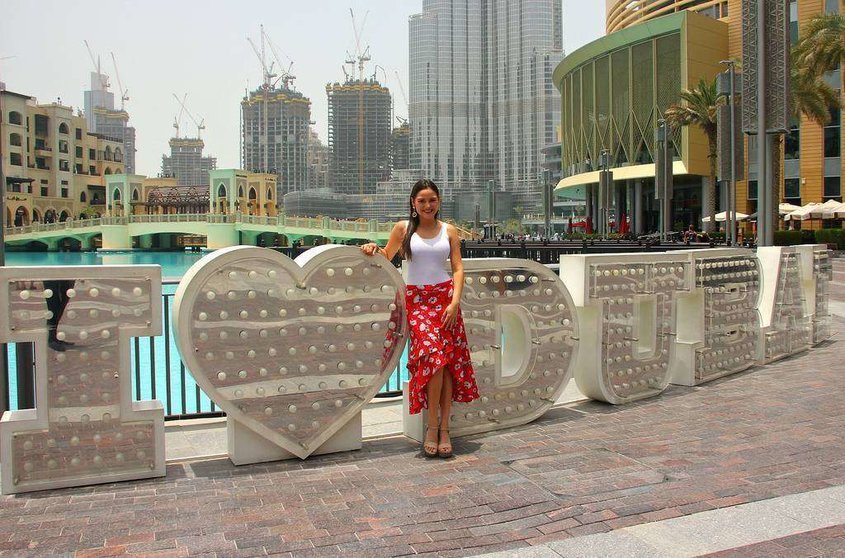 La venezonala Vanessa Fernandes, ante el gran nombre de Dubai situado en la plaza sobre la que se alza el Burj Khalifa. (EL CORREO)