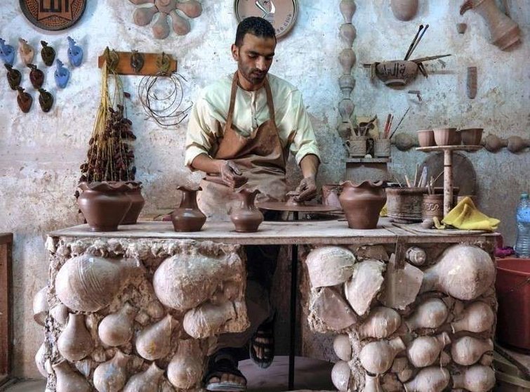 Un artista de la cerámica en Abu Dhabi Village. (The National)