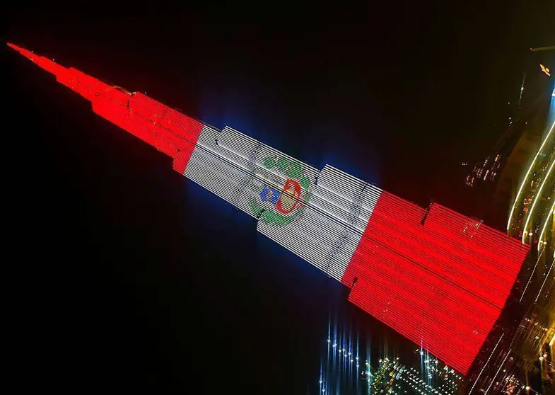 El Burj Khalifa, iluminado en su totalidad con la bandera de Perú en 2019. (Anna Perdomo / EL CORREO)