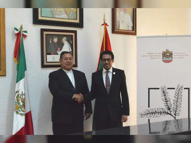 El obispo de México junto al embajador emiratí.