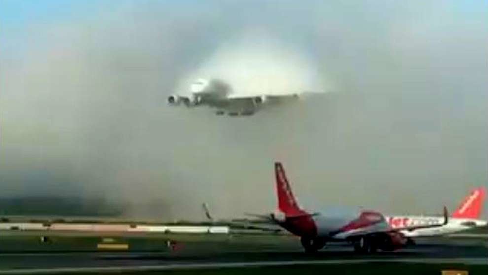 El avión de Emirates tras pasar la capa de nubes.