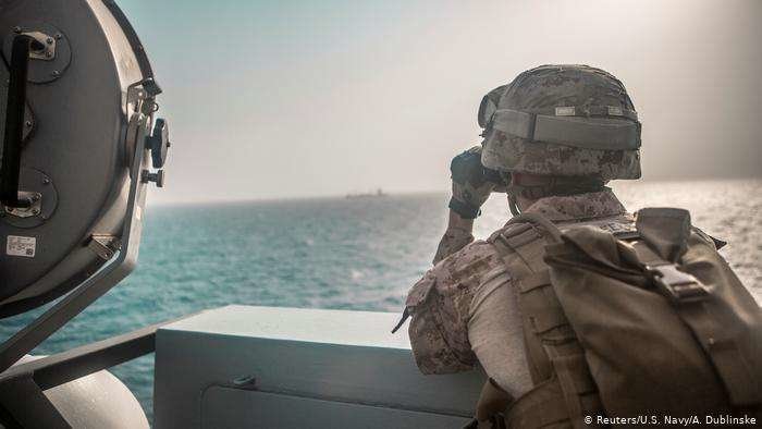 En la imagen de Reuters, soldados vigilan el Estrecho de Ormuz.