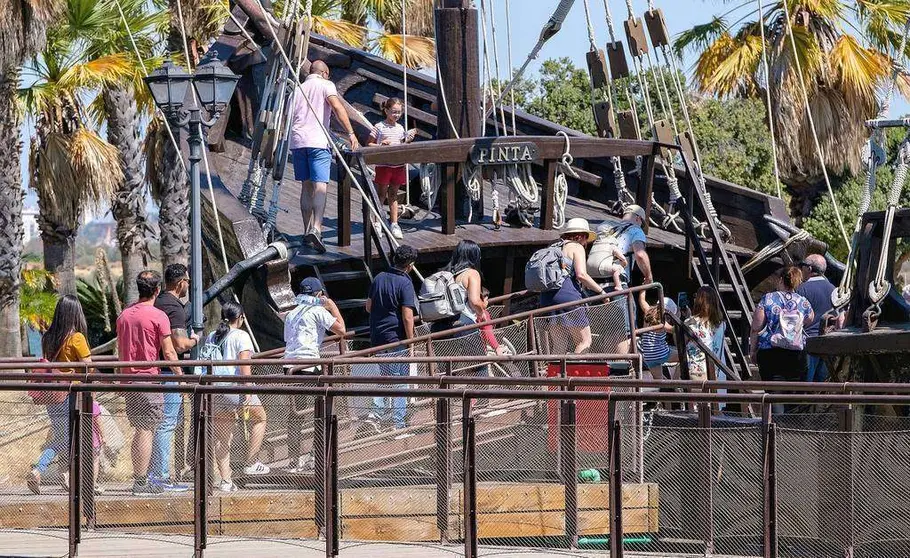 Visitantes recorren La Pinta en el Muelle de las Carabelas, situado en La Rábida. (Cedida)