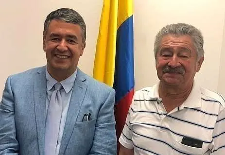 El cónsul general de Colombia en Chicago, Dixon Moya -autor del texto, junto a Simón Bolívar. ( Cedida)