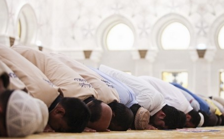 Rezos en la gran mezquita de Abu Dhabi.(WAM)