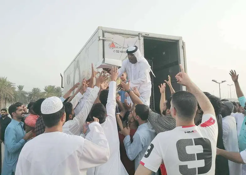 Reparto de comida tras final la celebración del eid al Adha en la Gran Mezquita de Abu Dhabi. (EL CORREO)