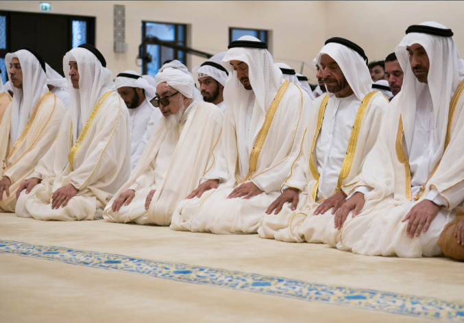 El jeque Mohamed bin Zayed en la Gran Mezquita de Abu Dhabi este domingo. (WAM)