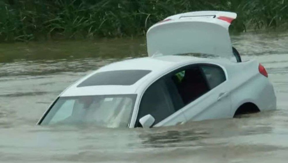 El BMW se hunde en las aguas del río.