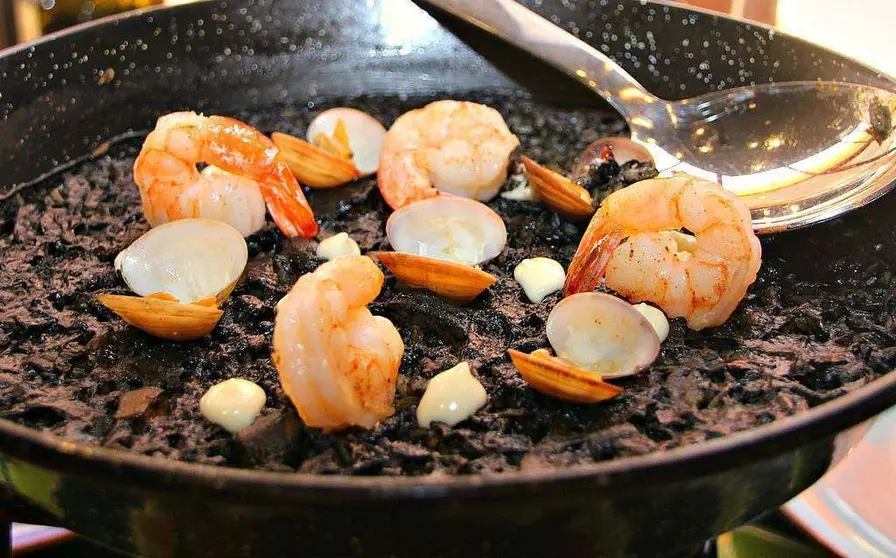 Espectacular arroz negro servido en el restaurante español Bebemos. (EL CORREO)