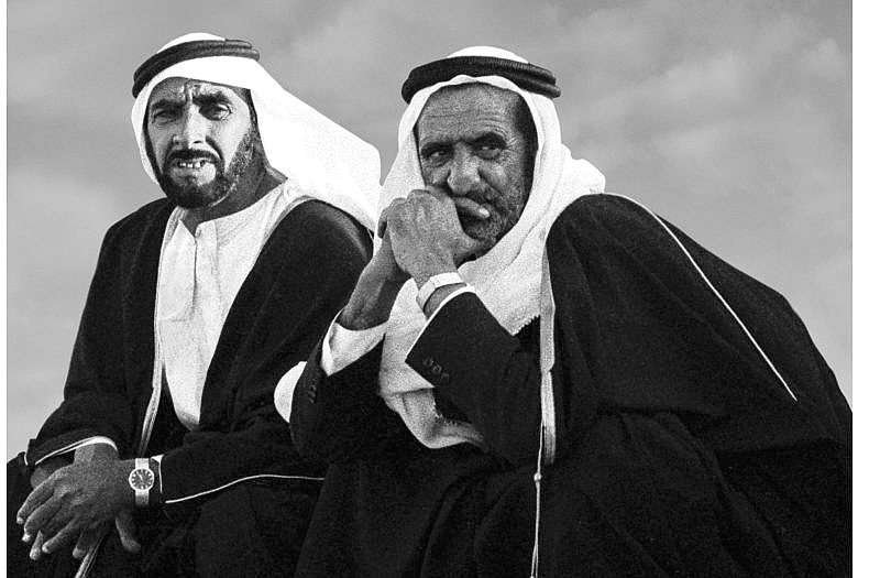 Los difuntos jeques Zayed y Rashid, en una fotografía de Ramesh Shukla.