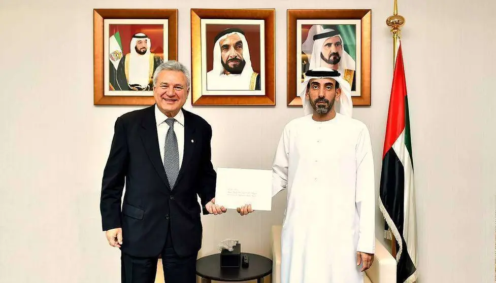 Jorge Agustín Molina Arambarri, nuevo embajador de Argentina en Emiratos Árabes Unidos, en el momento de entregar la copia de sus credenciales a Ahmed Sari Al Mazrouei, subsecretario del Ministerio de Relaciones Exteriores y Cooperación Internacional. (WA