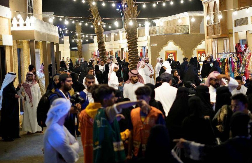 Numerosas personas visitan el pabellón de Emiratos Árabes en el Festival del Zoco de Okaz. (WAM)