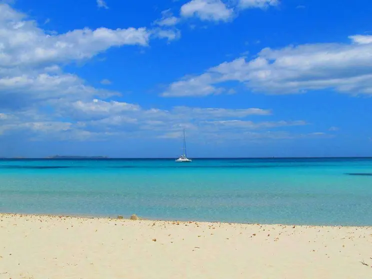 Perspectiva de una playa en Cerdeña. (pxhere.com)