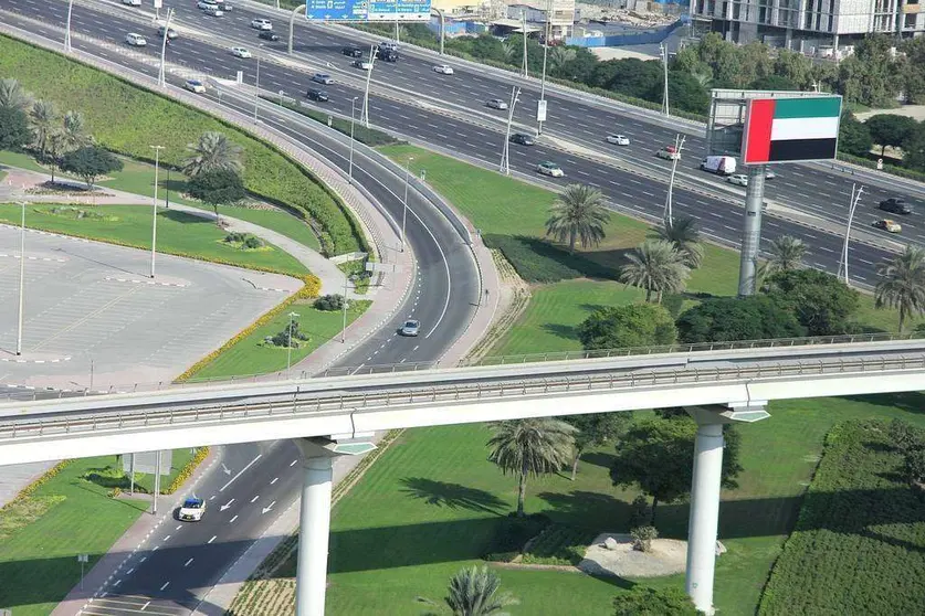 Tráfico en el acceso por la Skeik Zayed Road al puente de Al Gharhood en sentido Deira. (EL CORREO)