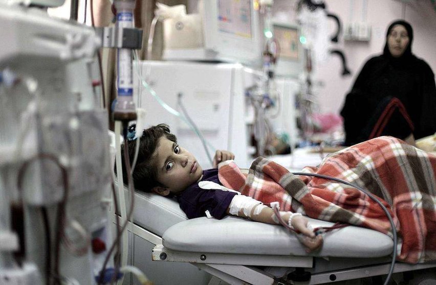 Un niño palestino es atendido en un centro sanitario de Gaza en junio de 2018. (WAM)