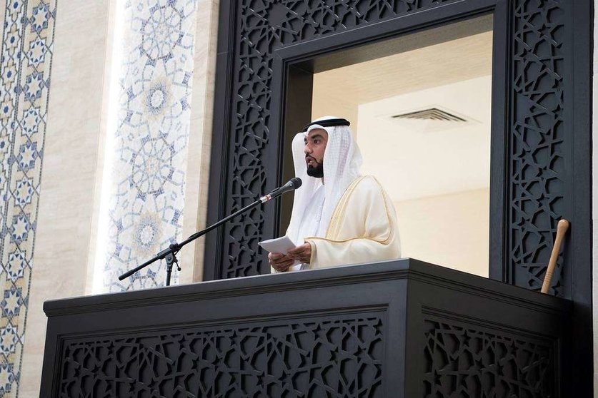 Un imán pronuncia un sermón en la mezquita. (WAM)