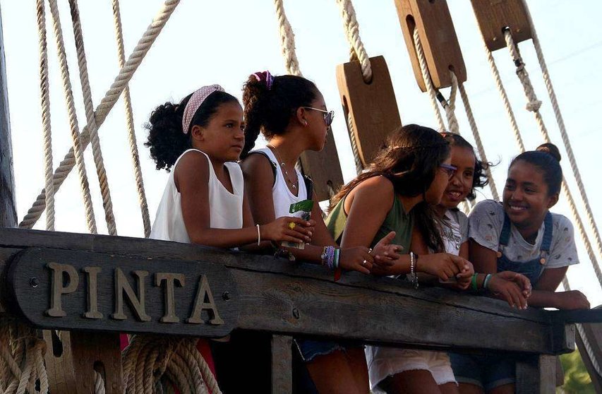 Niñas saharauis conversan a bordo de la Pinta en el Muelle de las Carabelas de Huelva. (Cedida)