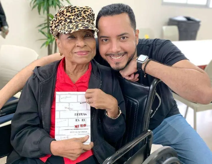 Oreste del Río, durante la presentación del libro 'Letras en el muro' junto a su madre. (Cedida)