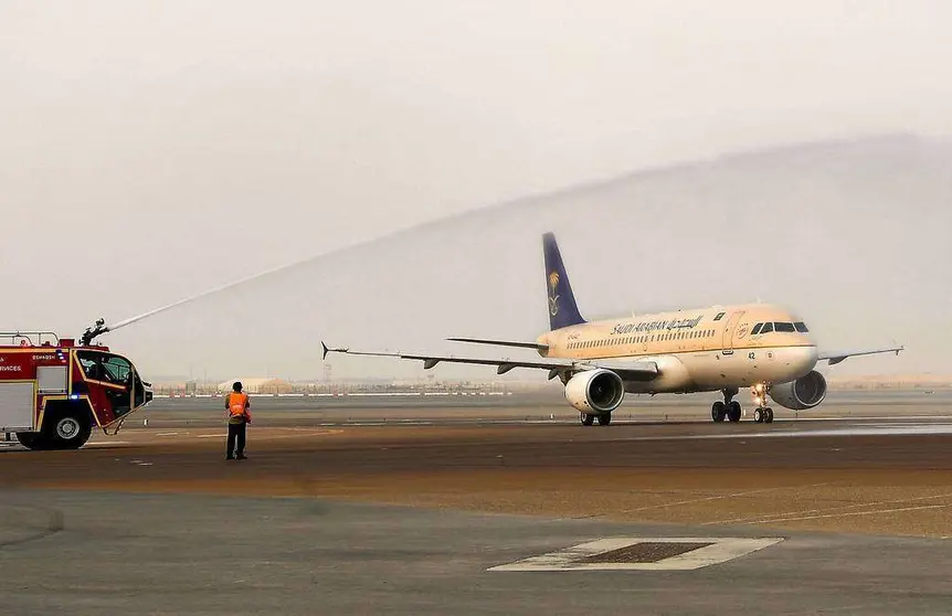 El Aeropuerto Internacional de Abu Dhabi da la bienvenida al primer vuelo procedente del nuevo aeropuerto saudí Rey Abdulaziz. (WAM)