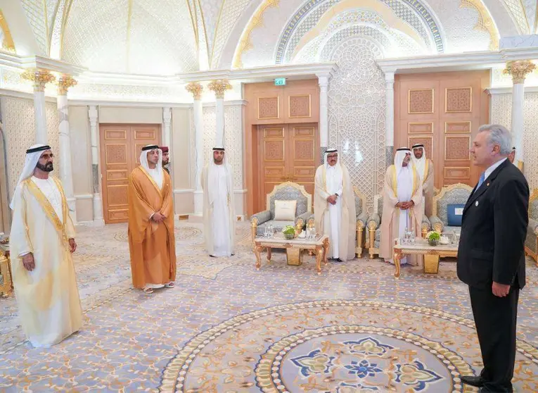En la imagen de WAM, el embajador argentino ante el jeque Mohammed bin Rashid Al Maktoum.