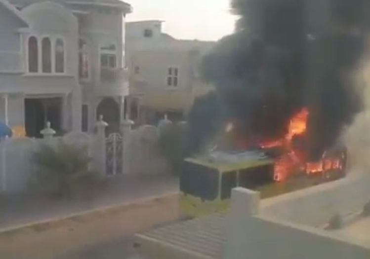 Una imagen del autobúes escolar incendiado en Sharjah.