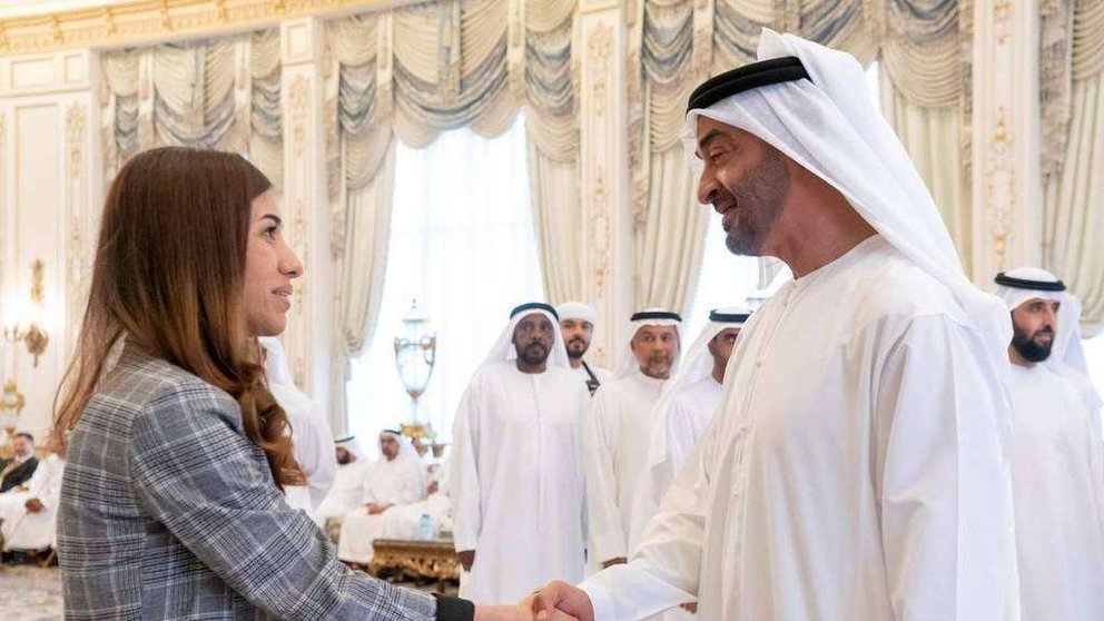 El principe heredero de Abu Dhabi saluda a la activista iraquí Nadia Murad. (Fuente externa)