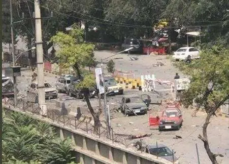 Situación en el zona de Kabul tras estallar el coche bomba. (@OmaidSharifi)