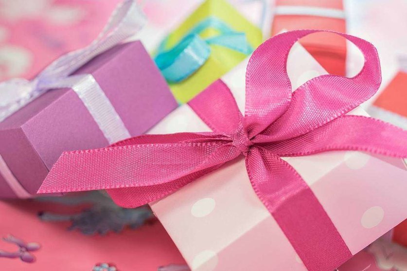 La acusada le regaló a su novio por su cumpleaños un millón de dirhams envueltos en cintas rojas. (pxhere.com)