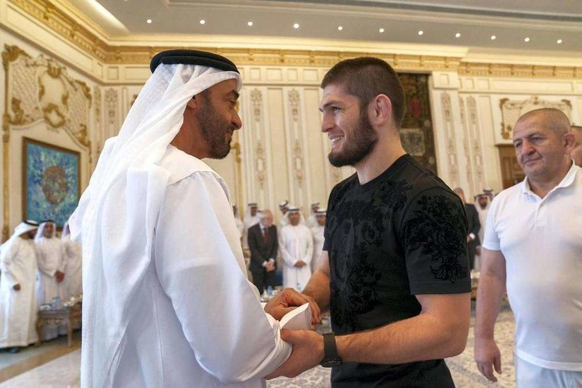 El luchador ruso Khabib Nurmagomedov saluda al príncipe heredero de Abu Dhabi