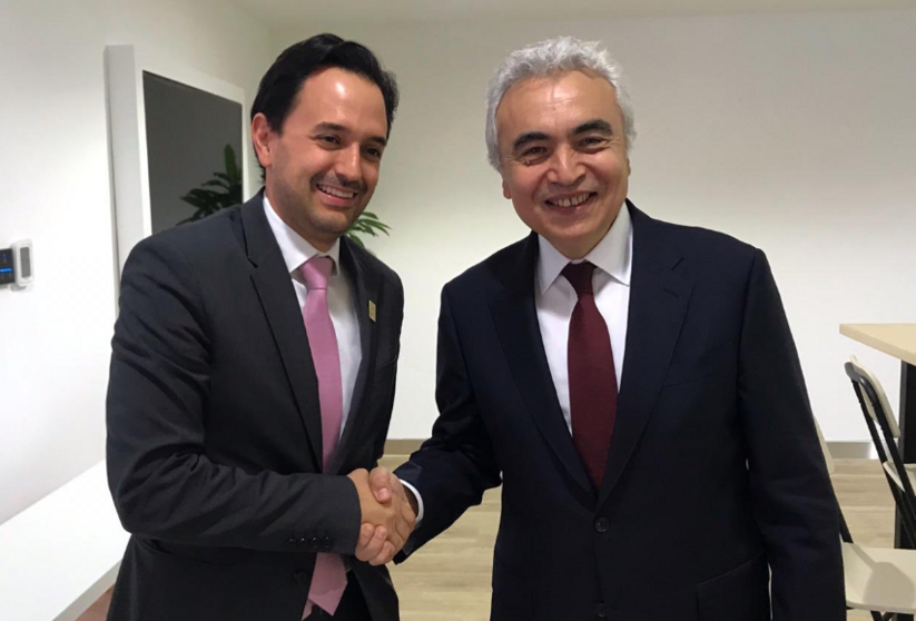 A la izquierda de la imagen del viceministro de Energía de Colombia, Diego Mesa, en Abu Dhabi.