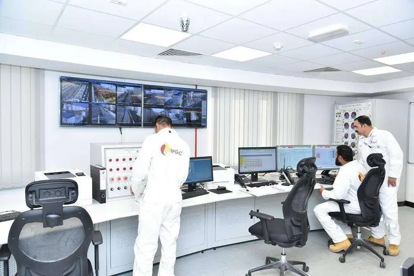 Una sala de control de Brooge Petroleum and Gas Investment.