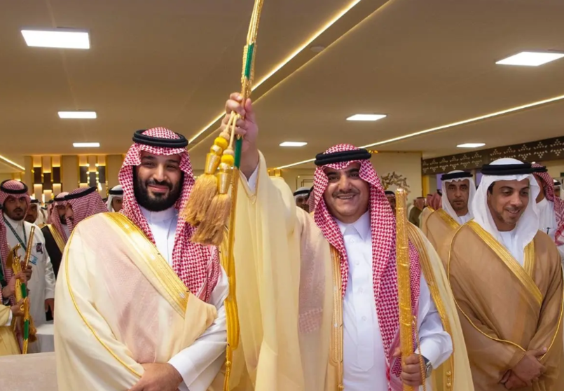 El príncipe heredero saudí (primero por la izquierda y el jeque Mansour (primero por la derecha) durante la clausura del festival.