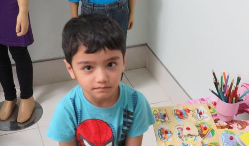 La Policía de Dubai difundió la imagen del menor por si alguien lo reconoce.