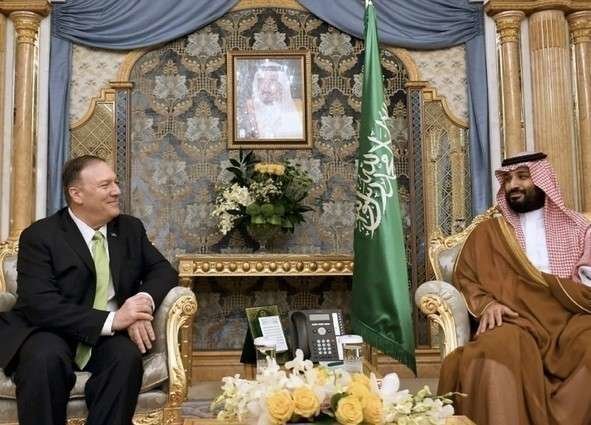 Pompeo junto al príncipe heredero saudí. (AFP)