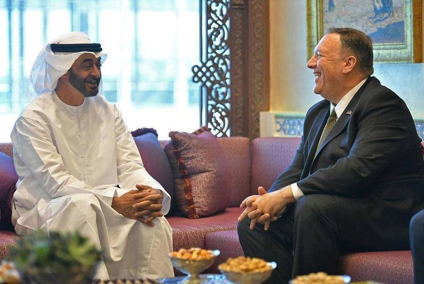 Pompeo junto al príncipe heredero de Abu Dhabi. (Reuters)