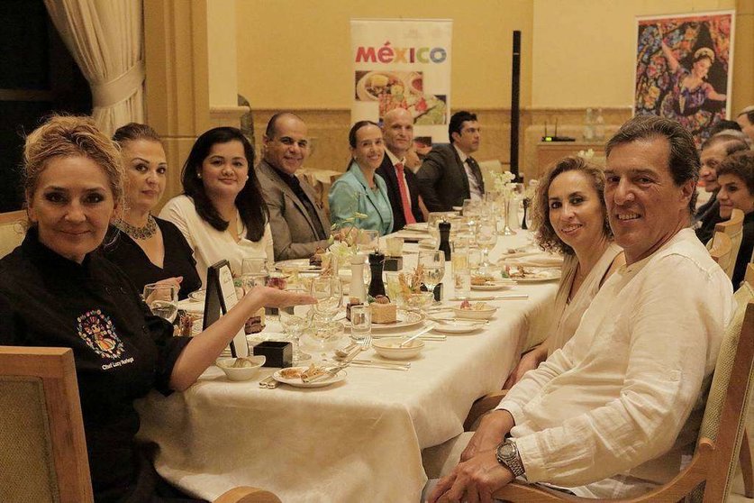 La chef Lucy Noriega -izquierda- muestra la espectacular mesa que abrió la Semana Gastronómica en Abu Dhabi. (Richard Ramos / EL CORREO)