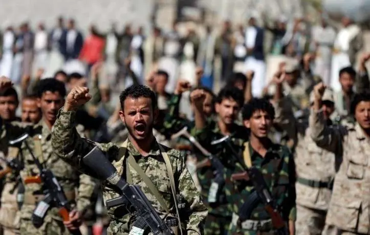 En la imagen de Reuters, un desfile de los rebeldes hutíes en la capital de Yemen.
